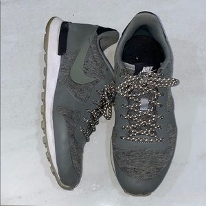 NIKE women’s internationalist gray sneakers